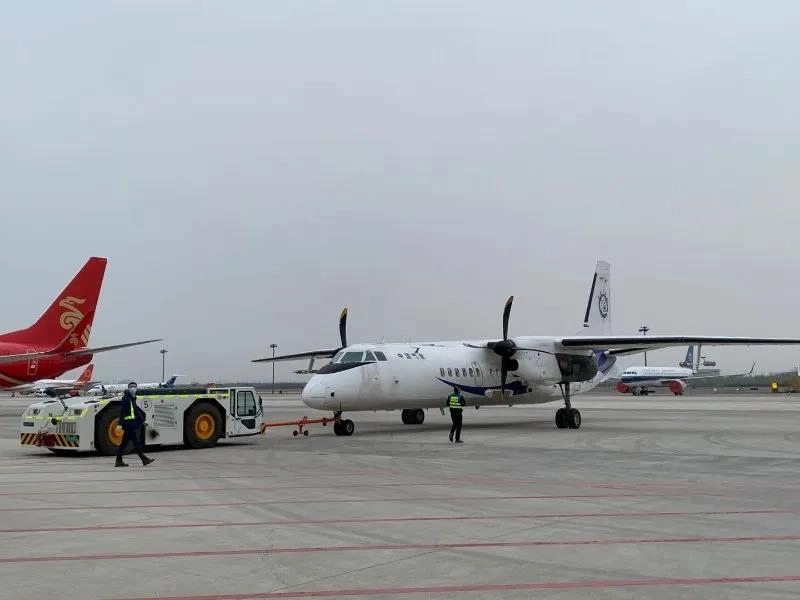 1591853574473349.webp ▲等待作业的增雨飞机(辽宁省气象局供图).webp