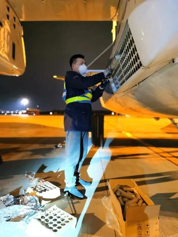 1591853631188048.webp ▲图为工作人员在安装增雨焰弹.webp